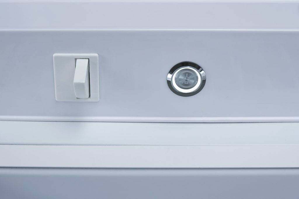 Interruttore indipendente per la luce interna
